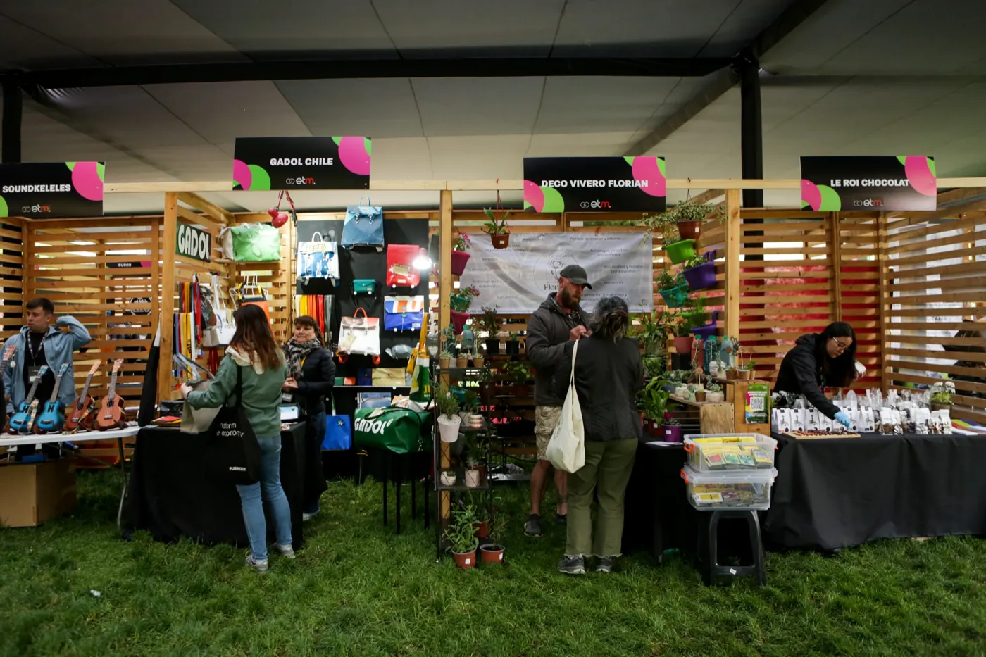 Stands de la comunidad durante el EtMday